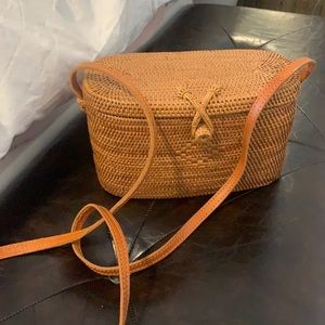 Wicker structured bucket bag